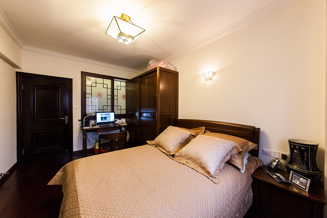 中式的花格窗戶(hù)成為臥室的亮點(diǎn)，使整個(gè)空間開(kāi)敞、通透。
