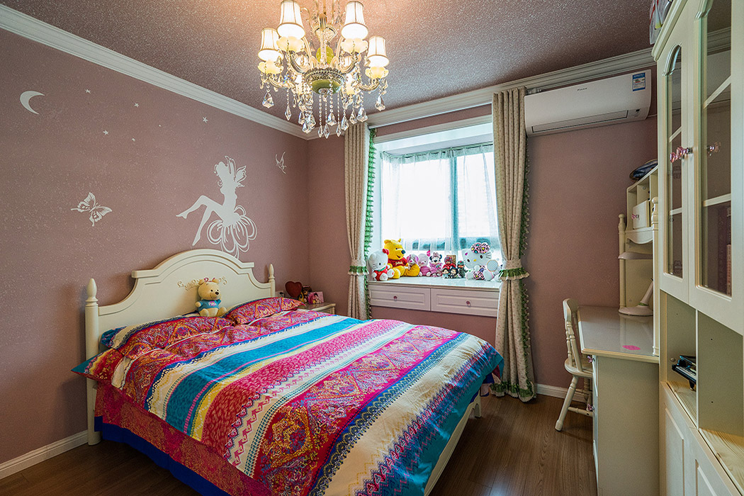 奢華的水晶燈，帶有抽象圖案的床頭背景，米白色的歐式家具，使個(gè)空間顯得溫馨、浪漫。 
