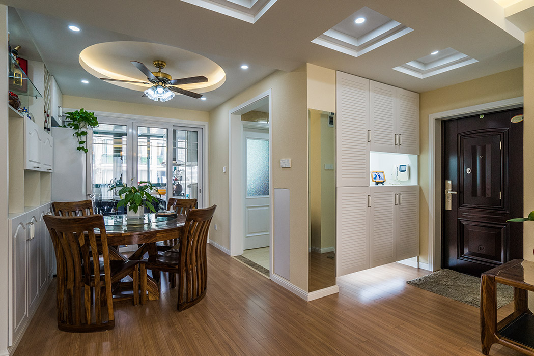 吊頂方圓結(jié)合，錯(cuò)落有至，將餐廳和過道區(qū)分開，入戶的儲(chǔ)物柜可以收納很多物品，更是主人的最愛。
