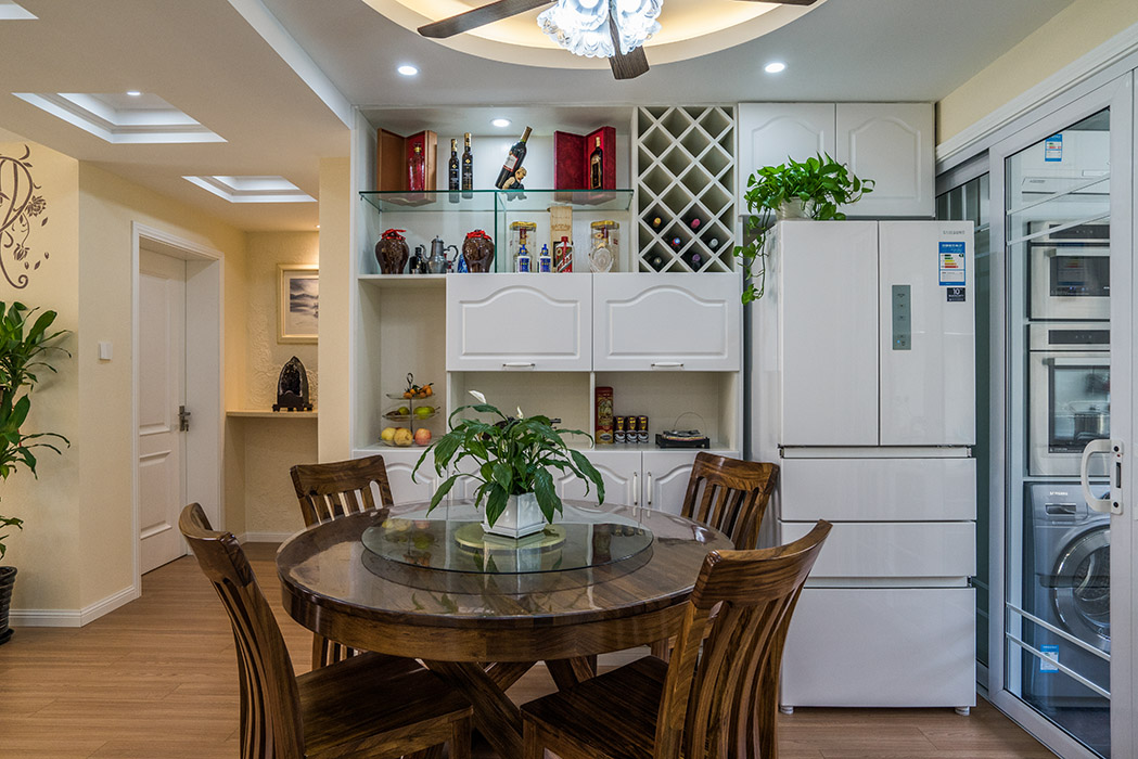 過道端景成為整個(gè)空間的亮點(diǎn)，紅酒格的點(diǎn)綴，使酒柜顯得有檔次，也凸顯出主人的品位。
