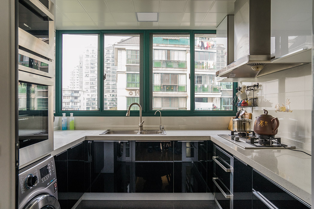 黑白經(jīng)典搭，對(duì)比鮮明，使廚房顯得寬敞、明亮