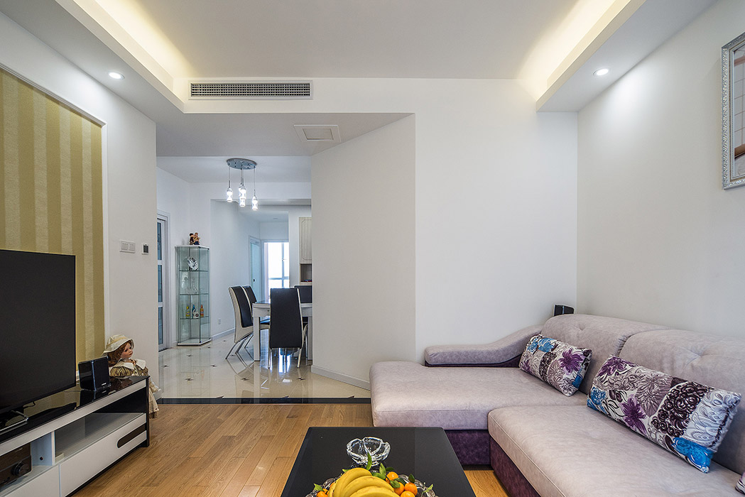 餐廳本來是屬于過道區域，在這個區域采用玻化磚加拼花點綴，使得光線非常明亮，然后用經典色調的黑白餐桌來點綴，顯現出一種低調的奢華，簡單而時尚的玻璃裝飾柜使得空間感立刻體現起到畫龍點睛的作用，顯現出現代簡約的時尚。
