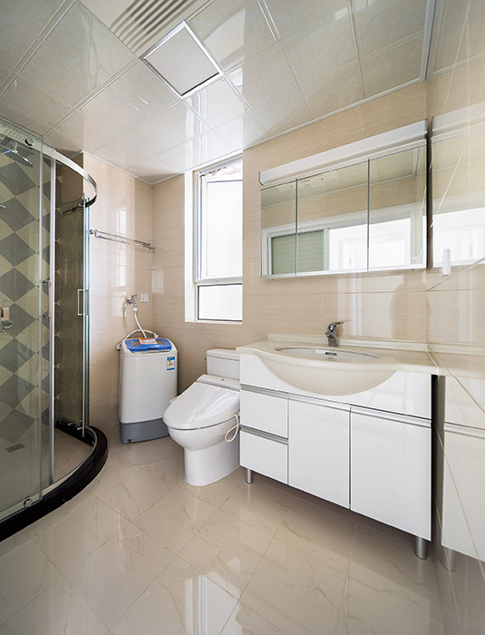 衛生間采用暖色系的設計，淺黃色的地磚加上淺黃色的墻磚和吊頂形成合理的搭配，使得衛生間更加的溫暖，亮光的瓷磚使得衛生間的整體空間得到視覺的增大，本來的衛生間顯現的更加大方時尚。