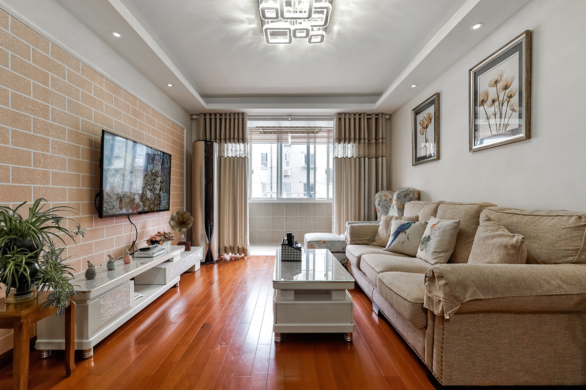 客廳不管是電視背景墻還是吊頂，都采用了簡單的封閉式造型處理，沒有藏污納垢的溝溝槽槽，沒有衛生上面的死角，但是也突出了立體感，不給人太過于平面化的感覺。
