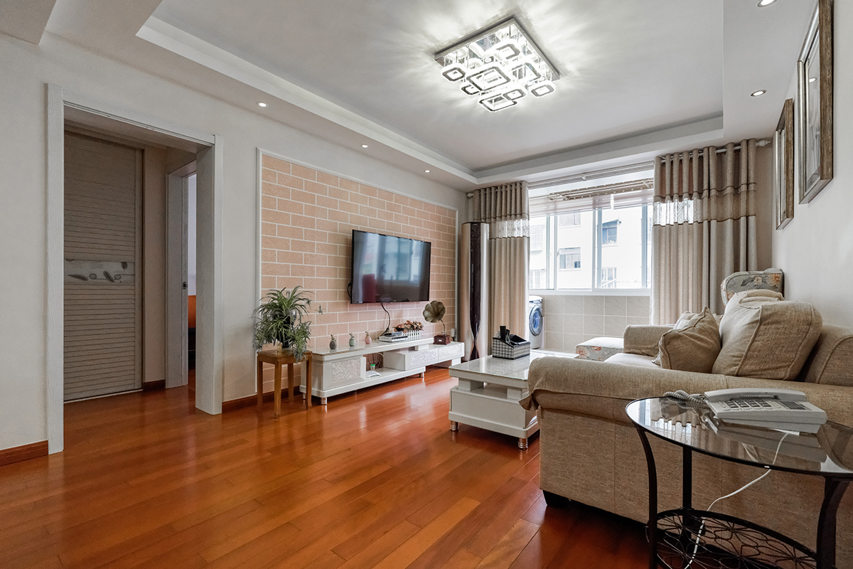 客廳不管是電視背景墻還是吊頂，都采用了簡單的封閉式造型處理，沒有藏污納垢的溝溝槽槽，沒有衛生上面的死角，但是也突出了立體感，不給人太過于平面化的感覺。
