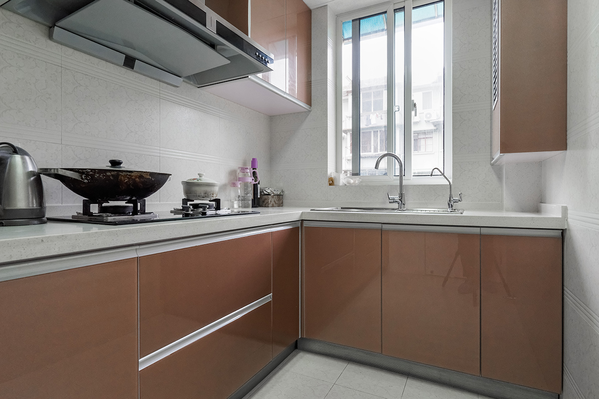 廚房采用的是時下最流行的隱形金剛板門板材質，臺面石英石，都是非常易于清理，并且顏色是時下最流行的玫瑰金，喜慶而不失時尚。
