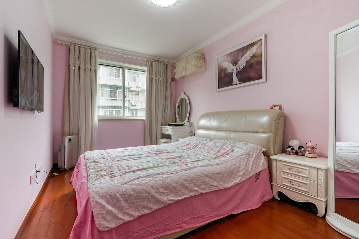 主臥的涂料顏色是月光少女，是一種淡淡的粉紅色，洋溢著新婚的喜悅，寓意他們以后的婚姻生活甜甜蜜蜜。和和美美。
