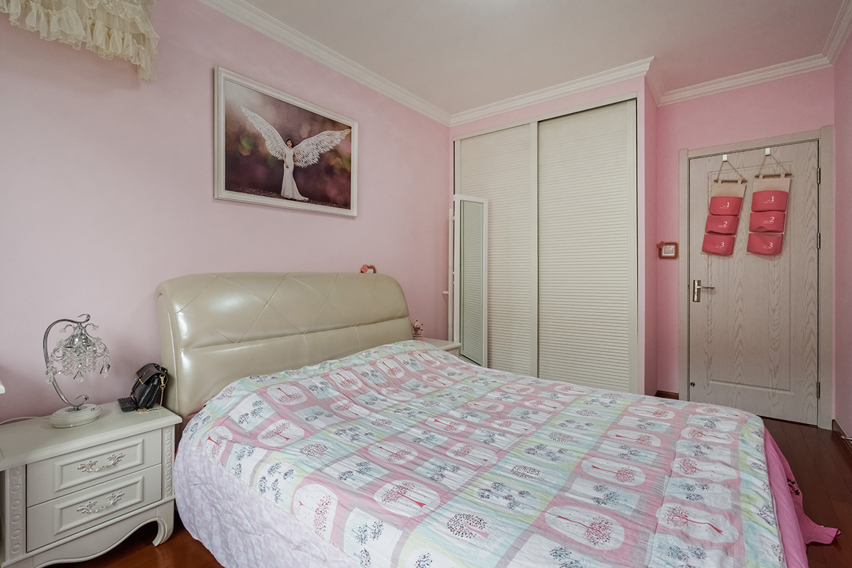 主臥的涂料顏色是月光少女，是一種淡淡的粉紅色，洋溢著新婚的喜悅，寓意他們以后的婚姻生活甜甜蜜蜜。和和美美。