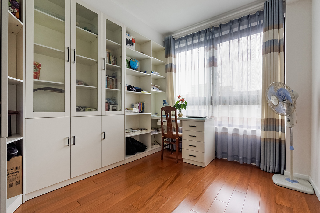 書房簡潔大方，書柜錯落有致，有很好的視覺效果，又多了一處儲藏功能，在這里讀書看報心曠神怡。
