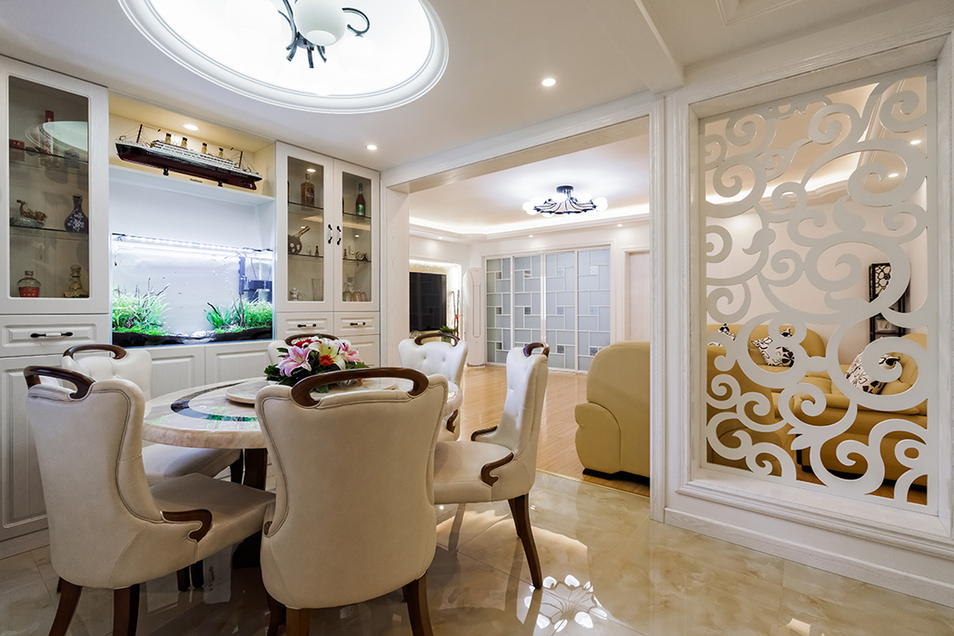 餐廳墻面的裝飾柜，配上魚缸，讓整個空間活動起來，簡單的花格隔斷將餐廳和客廳的空間簡單的做了個區分，并通過地面不通過材質將空間區域凸顯出來。
