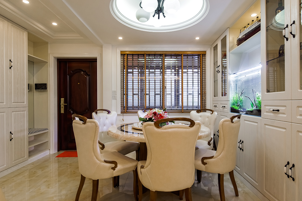 餐廳墻面的裝飾柜，配上魚缸，讓整個空間活動起來，簡單的花格隔斷將餐廳和客廳的空間簡單的做了個區分，并通過地面不通過材質將空間區域凸顯出來。
