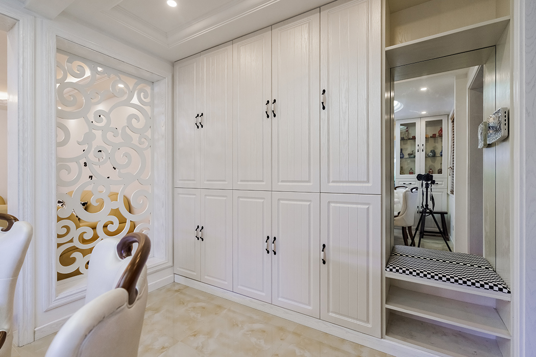 進門處為了滿足業主三代人的需求，做了個頂天立地的儲物柜，進門處的玄關方便老人家出入時可以坐著穿鞋。
