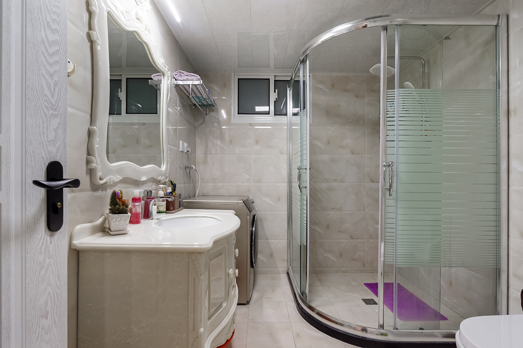 考慮到家中有老人，所以沖淋房特地做的比一般的大點，方便家人照顧，考慮到三代人在原本一個衛生間的情況下，利用過道的空間，又為業主加了個衛生間，方便使用。
