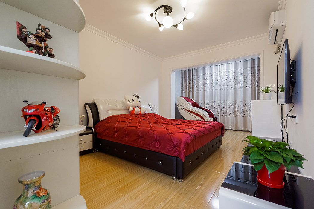 主臥的色彩搭配，看的出業主心態很年輕，也很懂得享受，陽臺一角的按摩椅在午后陽光下美美的享受一番。多愜意??！
