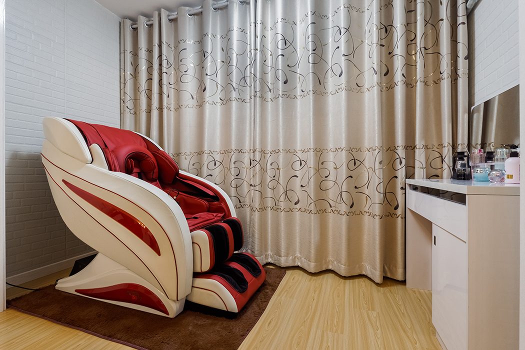 主臥的色彩搭配，看的出業主心態很年輕，也很懂得享受，陽臺一角的按摩椅在午后陽光下美美的享受一番。多愜意?。? />
							<div   id=