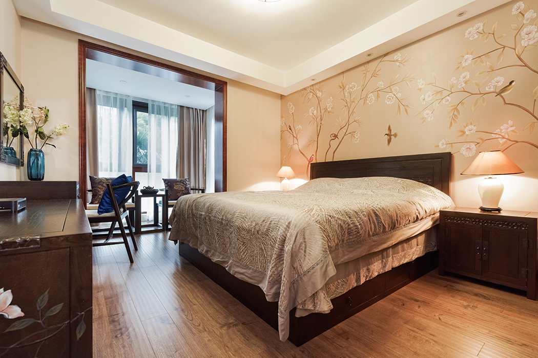 主臥一百爭鳴圖，柔化了家具的硬朗，配上淡色系的床藝，讓整個臥室溫馨而不失中國風。
