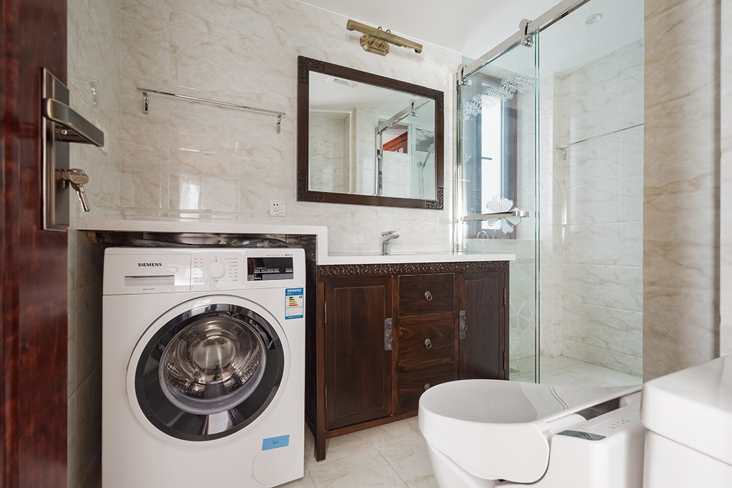 衛(wèi)生間干凈明亮，中式臺盆柜壓軸，古銅色的配飾讓深色家具顯得更加尊貴。