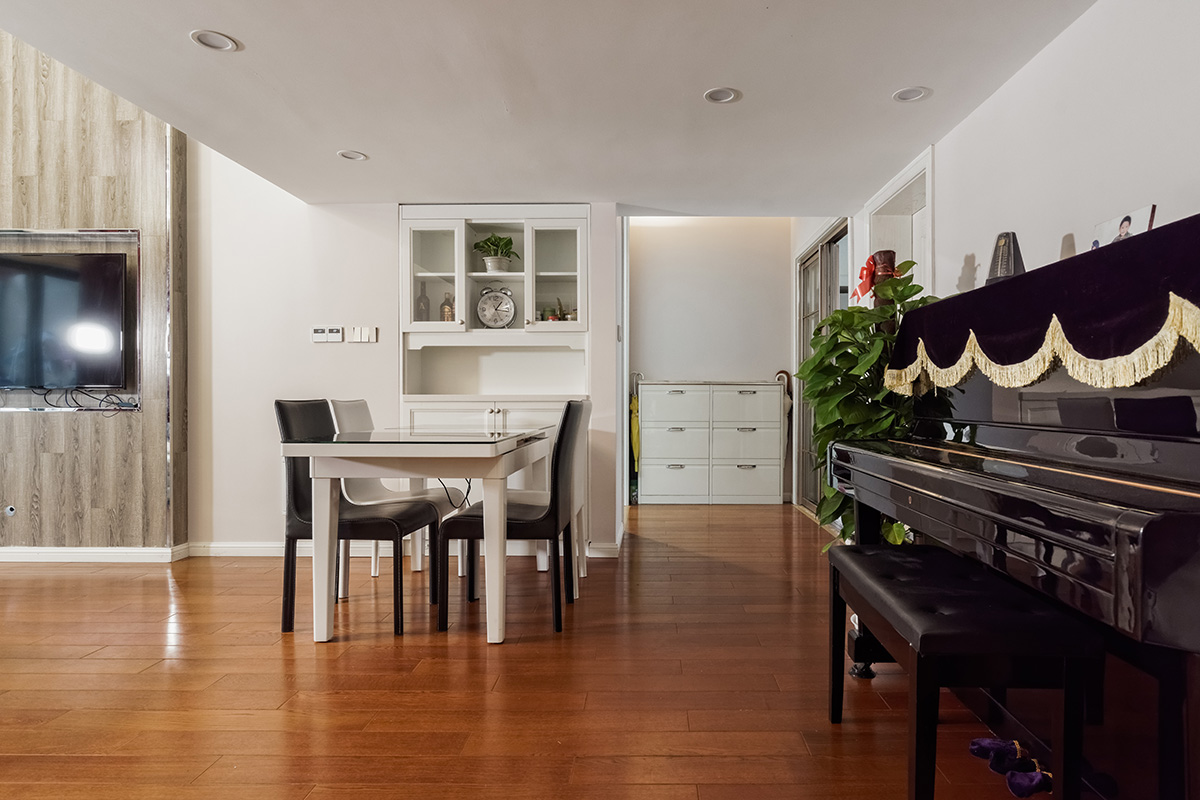 餐廳墻面的裝飾柜，可以更好的儲存生活中的小物件，增加了房間的儲物功能。
