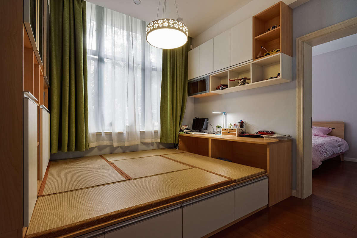  書房是家庭中一個比較特殊重要的空間，是家的一部分，也是辦公室的延伸，所以，書房的設計很重要。上面的書房以現代簡約風格的設計讓人眼前一亮。看起來整個空間簡單、舒適，書架的空間足夠容納下主人所有的書籍。整個立體形式都與有條不紊的、有節奏的曲線融為一體。榻榻米的設計也可以更好地滿足有人做客時想要留宿卻沒位置的情況。以簡潔的造型、完美的細節，營造出時尚前衛的感覺。
