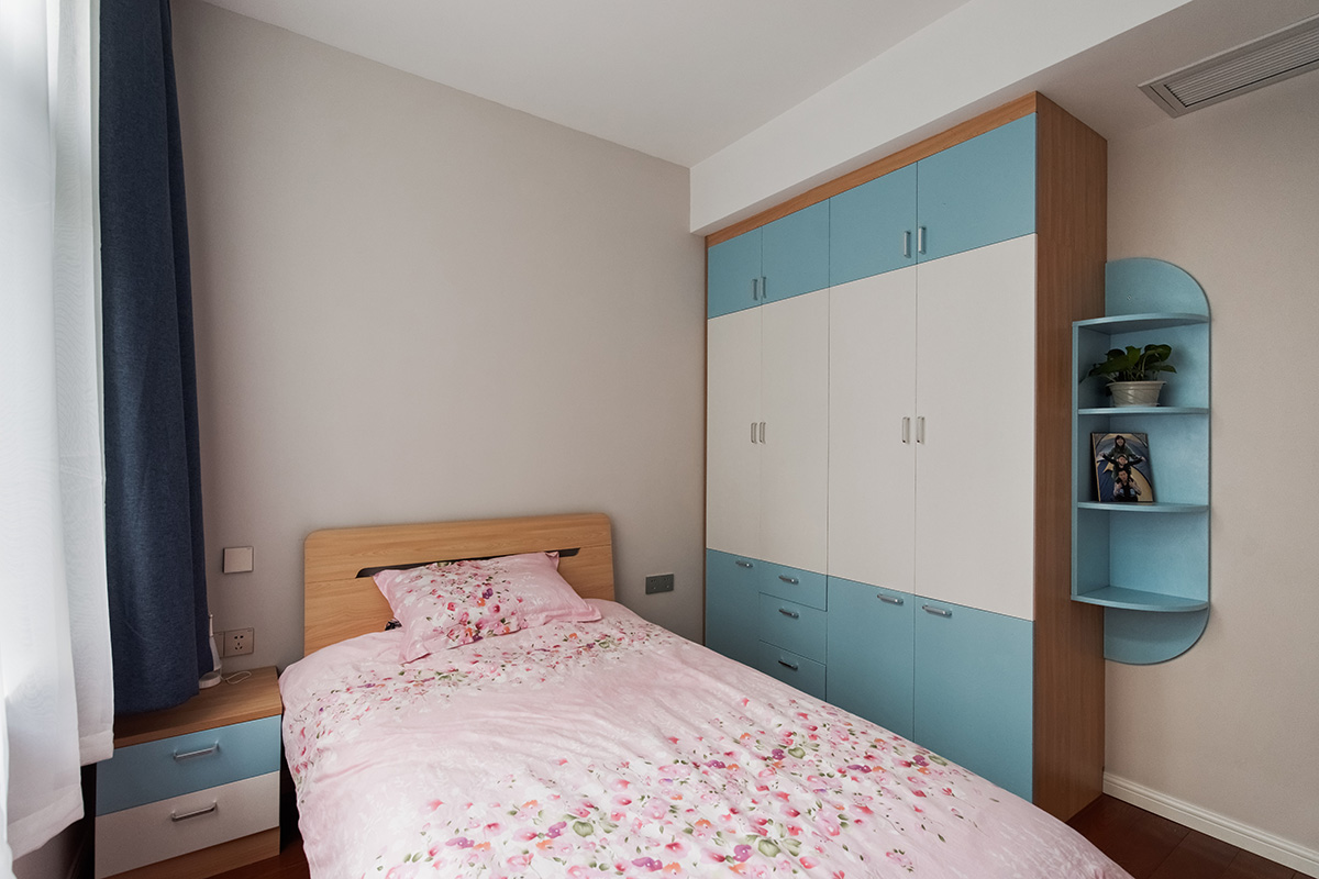 兒子房簡單干凈利落，沒有太多的裝飾。為了配合業主家具的色彩，衣柜上面采用比較明快的淡藍色與白色搭配，會顯得比較活潑，特地做衣柜的時候為客戶挑選了配合家具色彩及風格的開門。、
