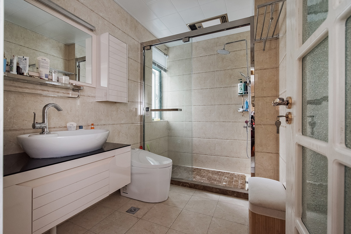  簡約的衛生間設計，給人干凈明亮的感覺。整個衛生間的設計協調統一，互補的空間設計、簡單的設計同樣可以給人最舒適的享受。
