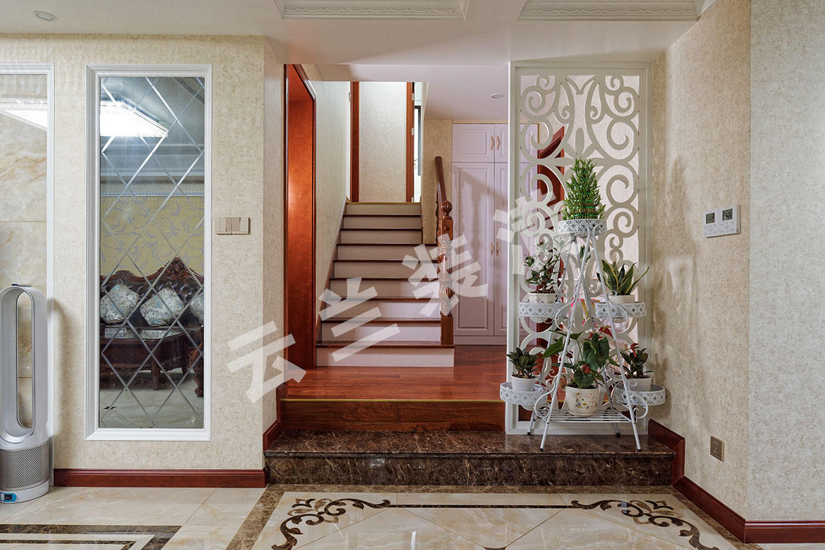 樓梯用的是接近地腳線顏色的實木踏板，比較容易融合在一起。樓梯右側做了柜子，起到收納的作用。
