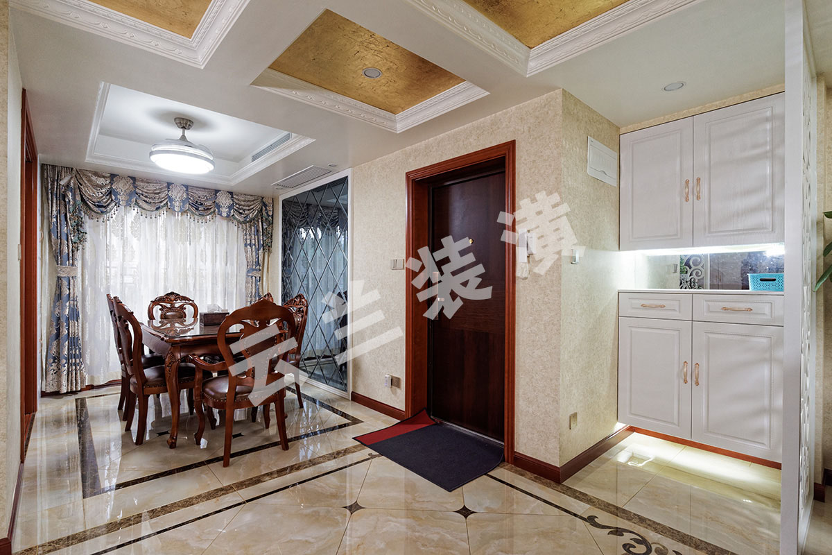 多口之家的餐廳設計，最重要的是布局要合理。空間要足夠容納全家人就餐及親朋好友聚餐的需求，所以設計師沒有在裝飾細節(jié)上下太多功夫，而是把重點放在了餐廳使用面積的擴充和功能性的拓展上，將客廳和餐廳貫通，明確了交通流線，也擴大了就餐范圍；細節(jié)處凸顯設計本質。進門鞋柜方便了業(yè)主在進出門時替換鞋子。
