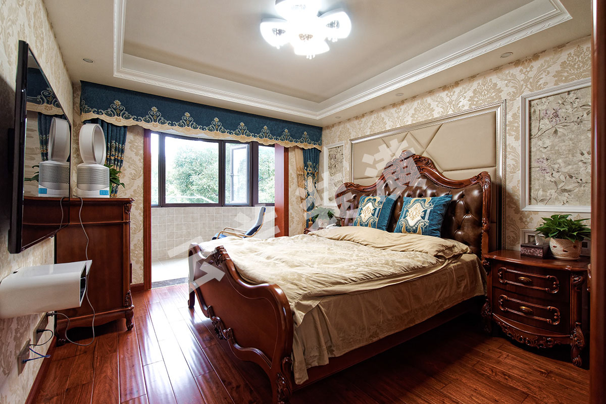 主臥里貼的暖色壁紙，給人以溫馨自如的感覺。床頭背景采用了軟包不僅起到隔音的效果，更柔化了家具的硬朗，配上淡色系的床藝，讓整個臥室溫馨而不失歐式典雅、端莊的感覺。
