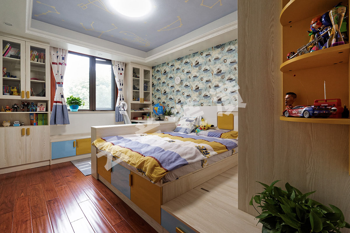 兒童房，床、櫥柜、轉角書桌、衣柜、榻榻米巧妙的結合在一起，顏色的碰撞統(tǒng)一與融合仿佛奏起了快樂的樂章，小帆船的墻紙，書柜里的擺件以及掛飾配上頂面淡紫色硅藻泥，更能表現(xiàn)出孩子的童真與可愛。
