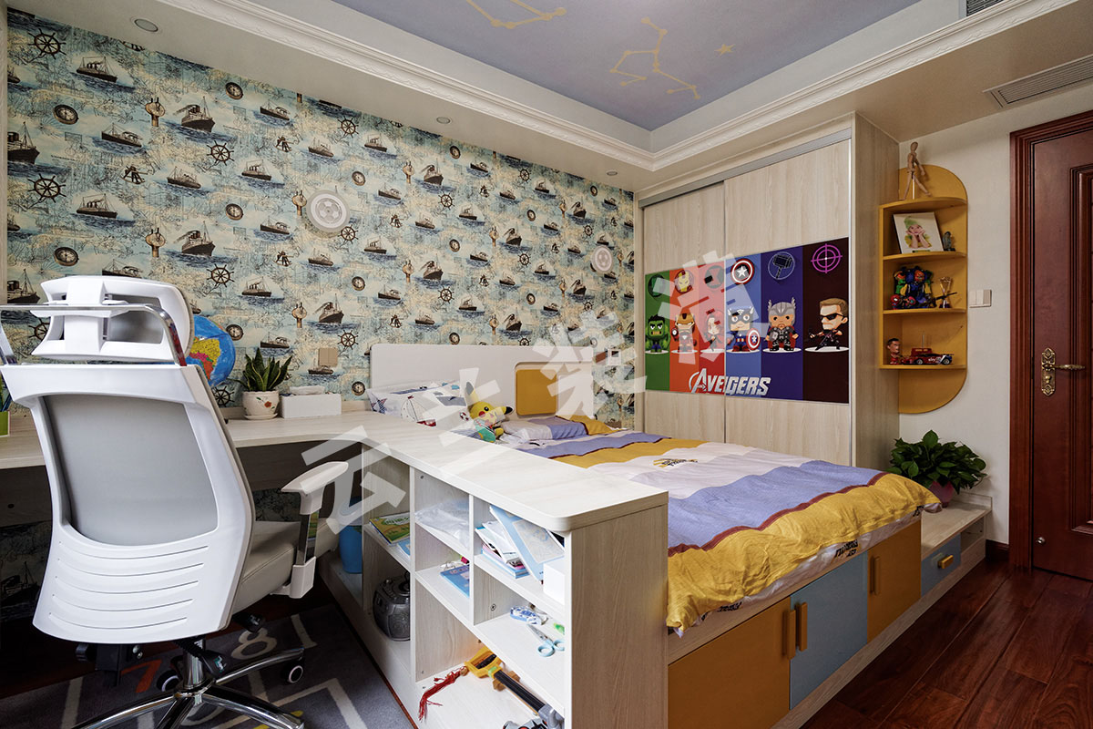 兒童房，床、櫥柜、轉角書桌、衣柜、榻榻米巧妙的結合在一起，顏色的碰撞統(tǒng)一與融合仿佛奏起了快樂的樂章，小帆船的墻紙，書柜里的擺件以及掛飾配上頂面淡紫色硅藻泥，更能表現(xiàn)出孩子的童真與可愛。
