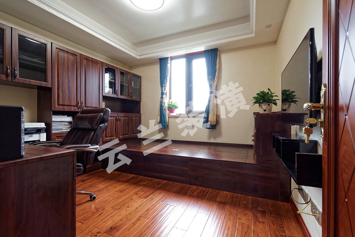 家具方面與硬裝修上的歐式細節(jié)是相對稱的， 靠窗的部分做了榻榻米，榻榻米同時兼顧收納的作用。可以將書房兼做客房使用的同時，整體性不言而喻！
