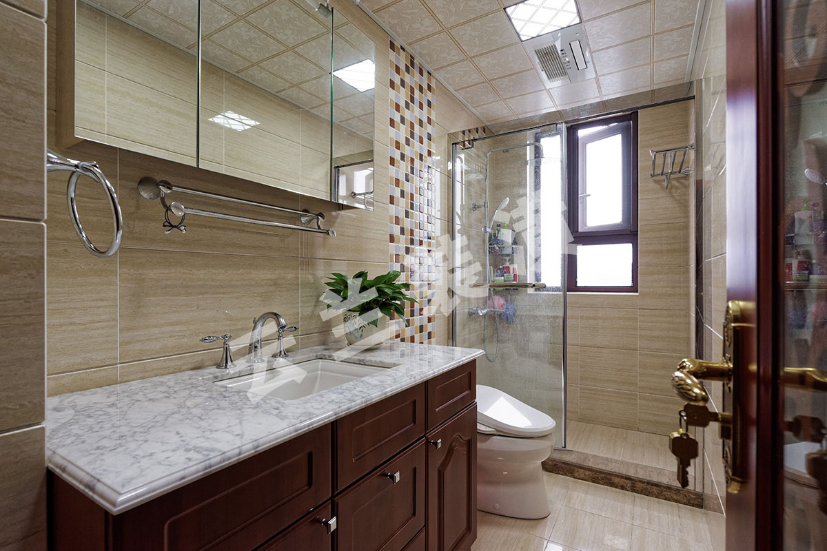 衛(wèi)生間干凈明亮，主色調采用淡淡的米色，古銅色的配飾讓深色家具顯得更加尊貴.
