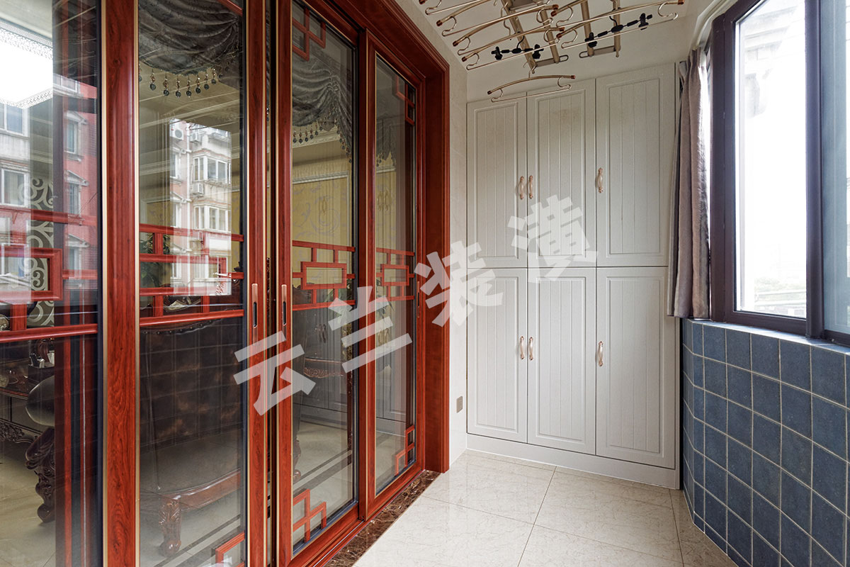 陽臺做了頂天立地的收納柜，不僅可以解決生活中一些瑣碎的生活用品沒有容身之地尷尬，也起到了美化空間的作用！