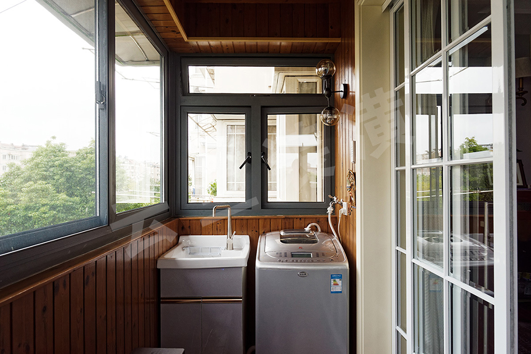  木質的陽臺兼顧休閑和清潔功能，讓生活變得更有詩意。