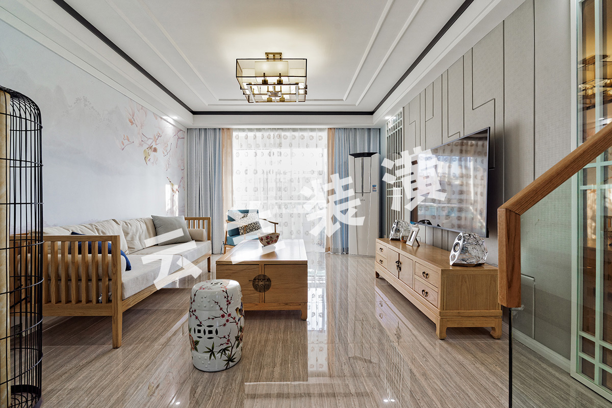  本案以白色為主來打造新中式氣氛。除了保留中式的韻味外，還加了大理石、玻璃、燈帶等現代材料，使空間又包含了現代生活氣息;光源上舍棄了以往的家居里繁多的射燈，只用一盞中式風格的吊燈。家具搭配上有現代感的布藝沙發，也有新中式風格的木質餐桌，整體搭配既有當代的流行感也不失中國傳統文化的韻味。電視背景墻采用的石膏板抽縫，利用不規則線條更能表現出現代家居的舒適、隨意，突破傳統的死板教條，使整個空間靈動起來！
