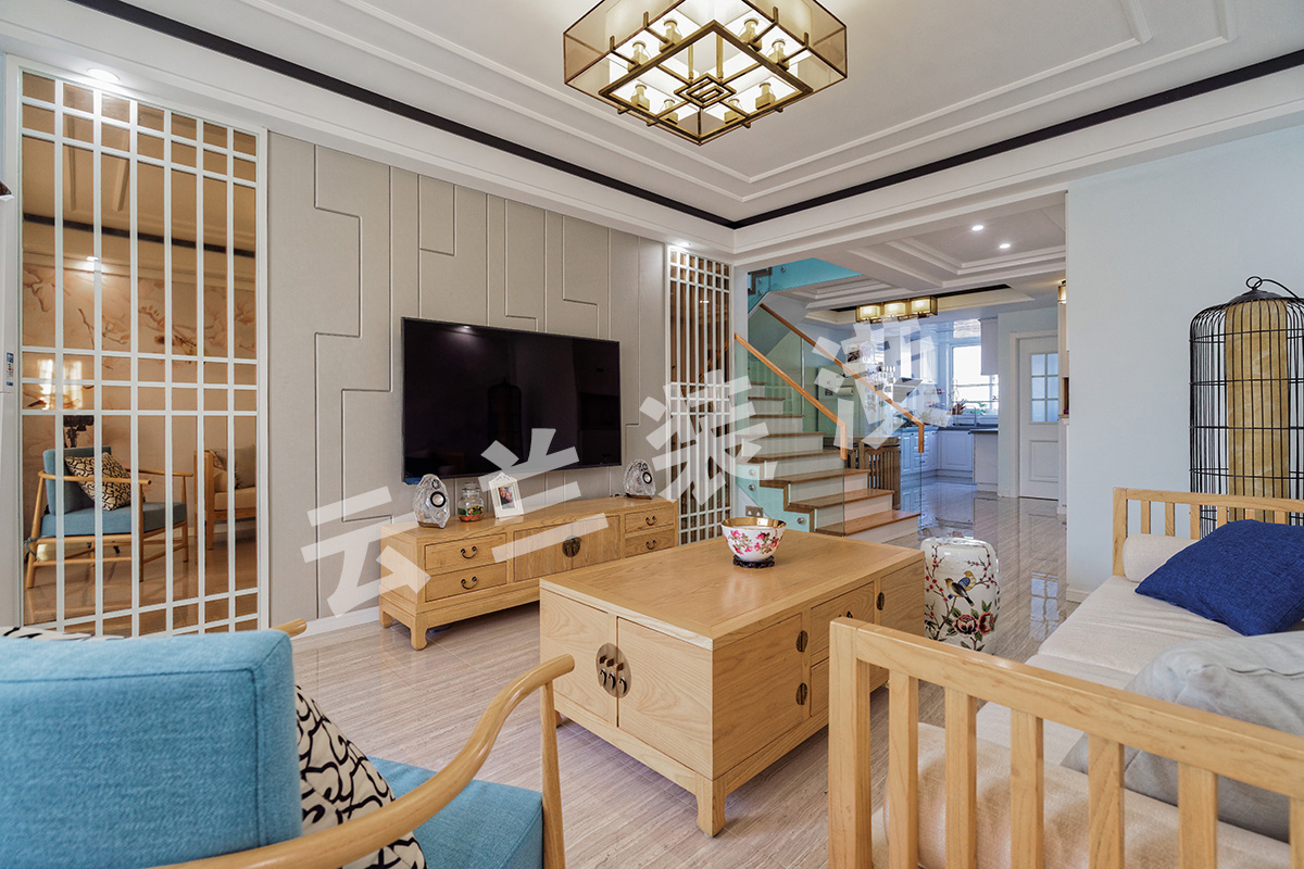  本案以白色為主來打造新中式氣氛。除了保留中式的韻味外，還加了大理石、玻璃、燈帶等現代材料，使空間又包含了現代生活氣息;光源上舍棄了以往的家居里繁多的射燈，只用一盞中式風格的吊燈。家具搭配上有現代感的布藝沙發，也有新中式風格的木質餐桌，整體搭配既有當代的流行感也不失中國傳統文化的韻味。電視背景墻采用的石膏板抽縫，利用不規則線條更能表現出現代家居的舒適、隨意，突破傳統的死板教條，使整個空間靈動起來！
