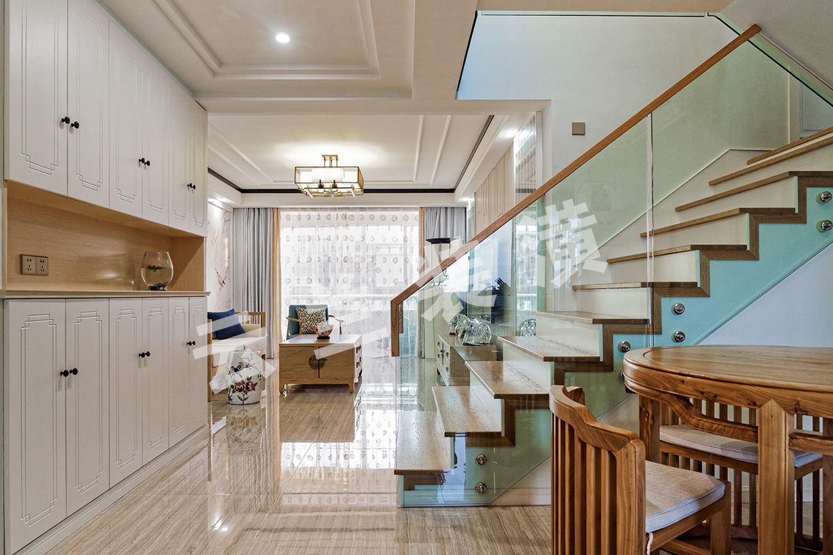 樓梯用的是接近地磚顏色的實木踏板，比較容易融合在一起。
