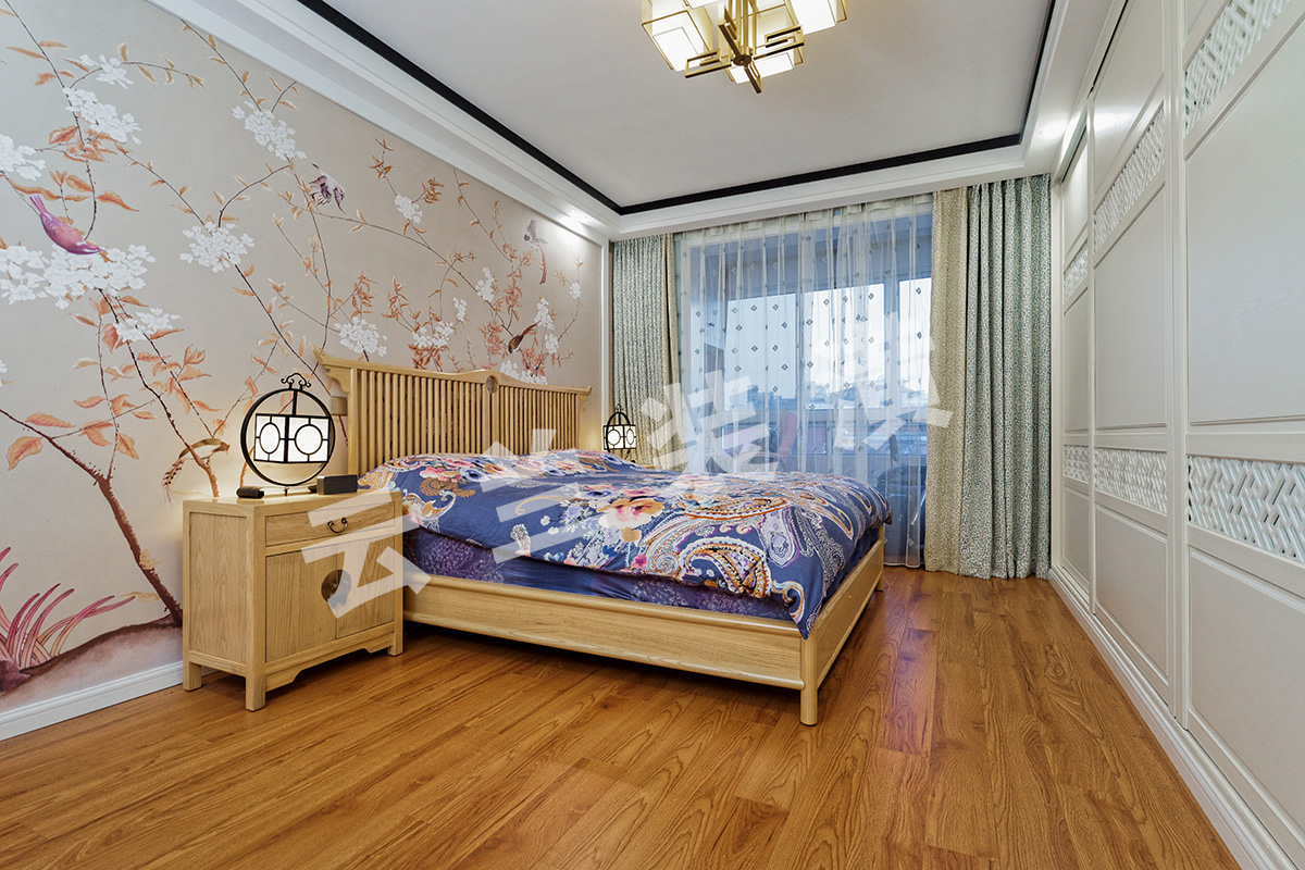 主臥沒有做過多的裝飾，床頭背景墻用的暖色花鳥畫壁紙，中式味十足，給人以溫馨自如的感覺！搭配上布藝窗簾，摒棄傳統的大紅大紫，淡淡的粉色配上淡淡的綠色，不但沒有使人覺得尷尬，反而讓人覺得溫馨，自然。這樣的搭配潛移默化中柔化了家具的硬朗，配上淡色系的床藝，讓整個臥室溫馨而不失新中式典雅、端莊的感覺。
