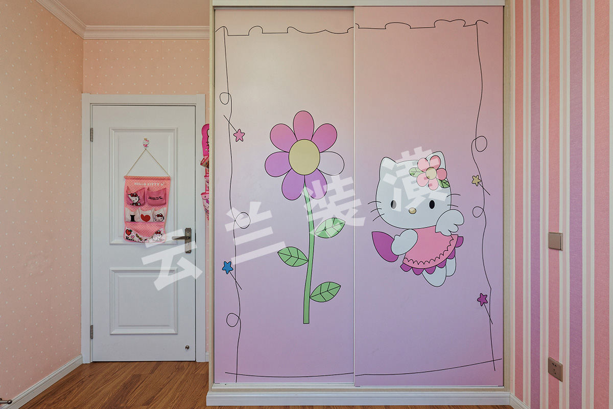 兒童房整體采用暖暖的橘紅色壁紙，房間里娃娃，小小的帳篷床的搭配活脫脫的表現出傲嬌小公主的小宮殿。也更能表現出孩子的童真與可愛。 
