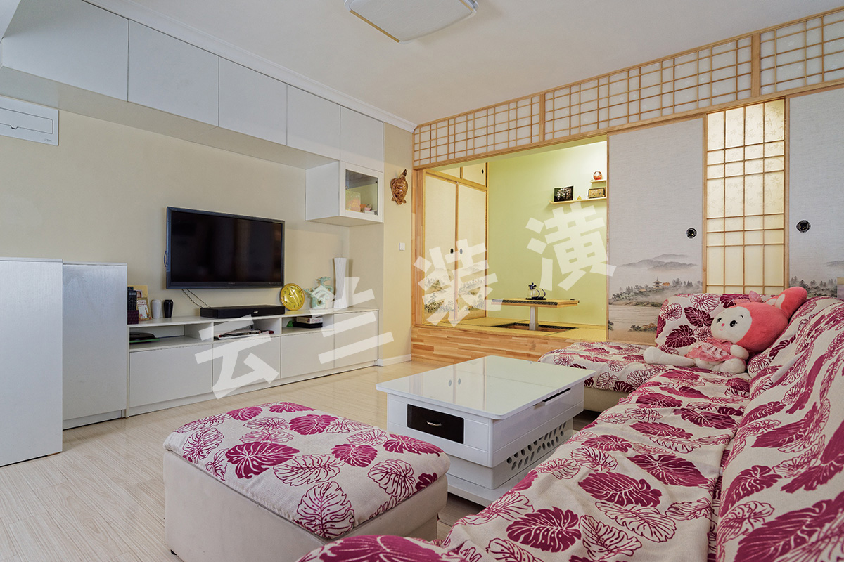 客戶家里有兩位小朋友，很可愛也很調皮。主人公的第一要求就是充足的空間，為了充分考慮小朋友的活動空間，客餐廳組合成了一個大的空間，一個獨立的餐桌空間充分給了放六人沙發的客廳空間，沙發的配套茶幾是多功能的組合，茶幾充分打開以后，是一個標準的六人餐桌。功能性、實用性很強。還有就是很休閑很使用的榻榻米設計，現在的小朋友和我們以前是完全不一樣了，玩具特多，收納功能很少，最后決定榻榻米的設計滿足了收納空間。
