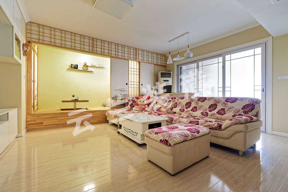 客戶家里有兩位小朋友，很可愛也很調皮。主人公的第一要求就是充足的空間，為了充分考慮小朋友的活動空間，客餐廳組合成了一個大的空間，一個獨立的餐桌空間充分給了放六人沙發的客廳空間，沙發的配套茶幾是多功能的組合，茶幾充分打開以后，是一個標準的六人餐桌。功能性、實用性很強。還有就是很休閑很使用的榻榻米設計，現在的小朋友和我們以前是完全不一樣了，玩具特多，收納功能很少，最后決定榻榻米的設計滿足了收納空間。
