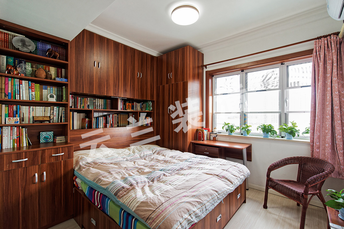 臥室的設計，利用移門的方便性采光性兼具辦公空間的實用性，簡約而不簡單。生活之余還能在浩瀚的書海中瀏覽，這種生活品質很愜意很慢節奏。

