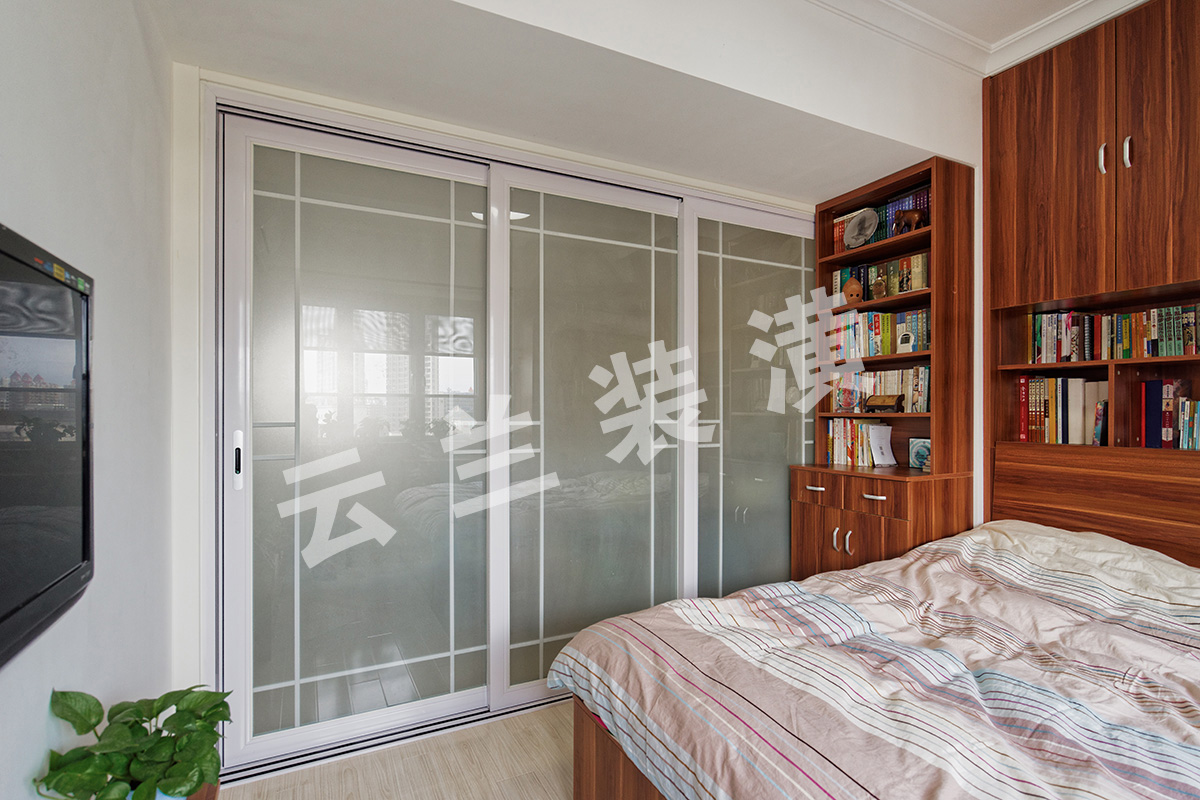 臥室的設計，利用移門的方便性采光性兼具辦公空間的實用性，簡約而不簡單。生活之余還能在浩瀚的書海中瀏覽，這種生活品質很愜意很慢節奏。

