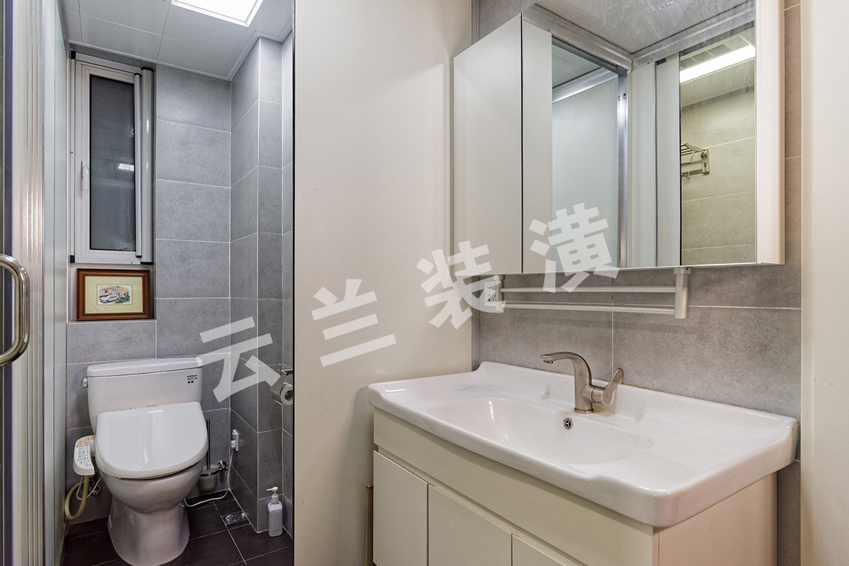 衛生間空間并不是很大，但是采用了獨立性的設計，坐便器一個空間、淋浴房和浴缸一個空間，洗臉盆也是獨立的，很有特點、很有個性。