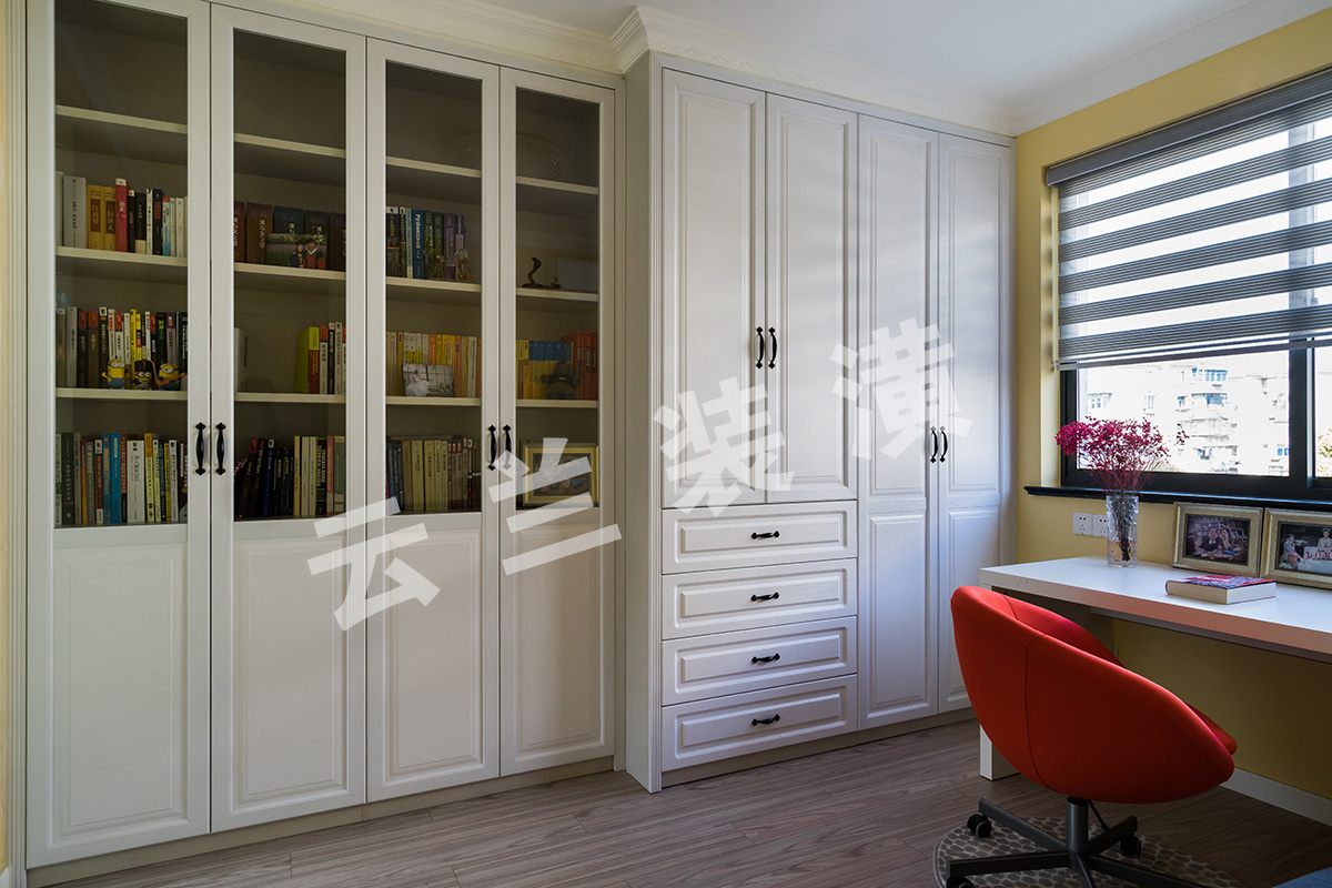 書房選擇了比較跳躍又不刺眼的黃色，搭配業主的書櫥，再配上小二人沙發，讓人覺得進去看書都是一種生活享受。
