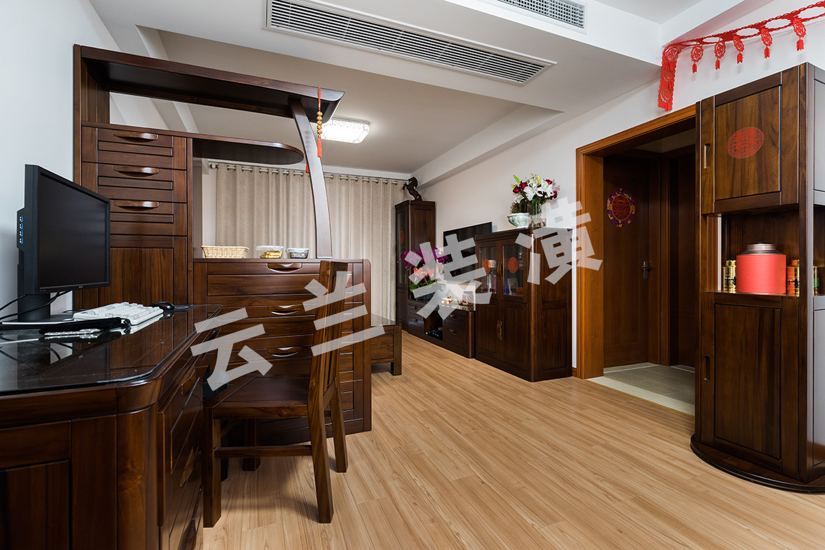 通過半高隔斷簡單明了區分空間區域，也讓客廳有了私密性，辦公娛樂兩不誤。
