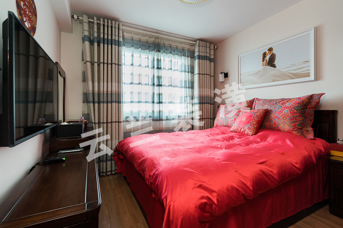 主臥沒有過多的裝飾，通過實木家具，給人以溫馨自如的感覺。配上紅色系的床藝，讓整個臥室溫馨而不失北美典雅、端莊的感覺。
