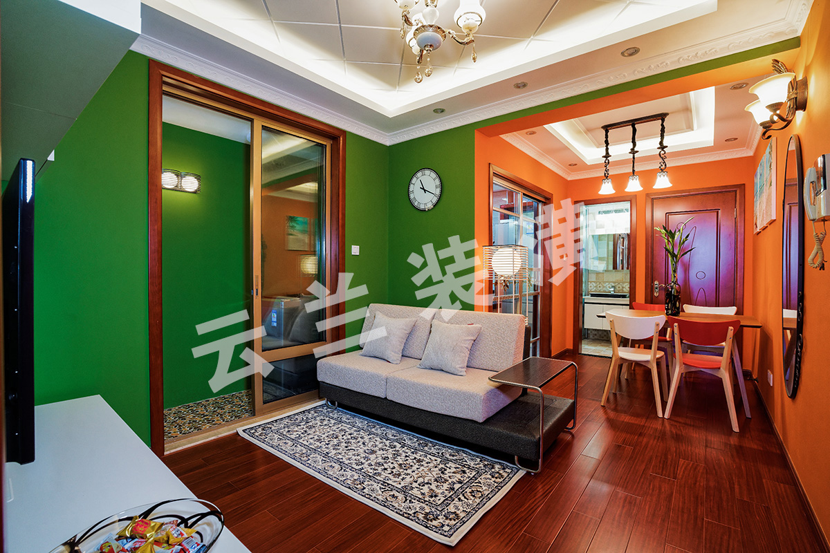 客餐廳的空間起初很狹窄，廚房墻體突出餐廳很多，餐廳旁邊起初有一個儲藏室，這個儲藏室的位置和衛生間的整體性很差，經過改造后，客餐廳的格局很規整，空間被拉伸，客餐廳的格局很特別，打破了傳統的擺放格局，很隨性，整個空間墻面用了兩種色彩，了解了業主的心思后，最后給客戶定位了綠色、橙色。為了讓空間層次感更強烈點，吊頂采用了雙層藝術造型，更襯托了業主的膽大心細的特點。
