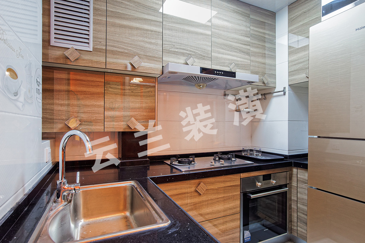 廚房間簡單大氣，客戶很會生活，為了生活方便打理簡單，也為了色彩搭配，選擇了黑白灰的經典裝飾。
