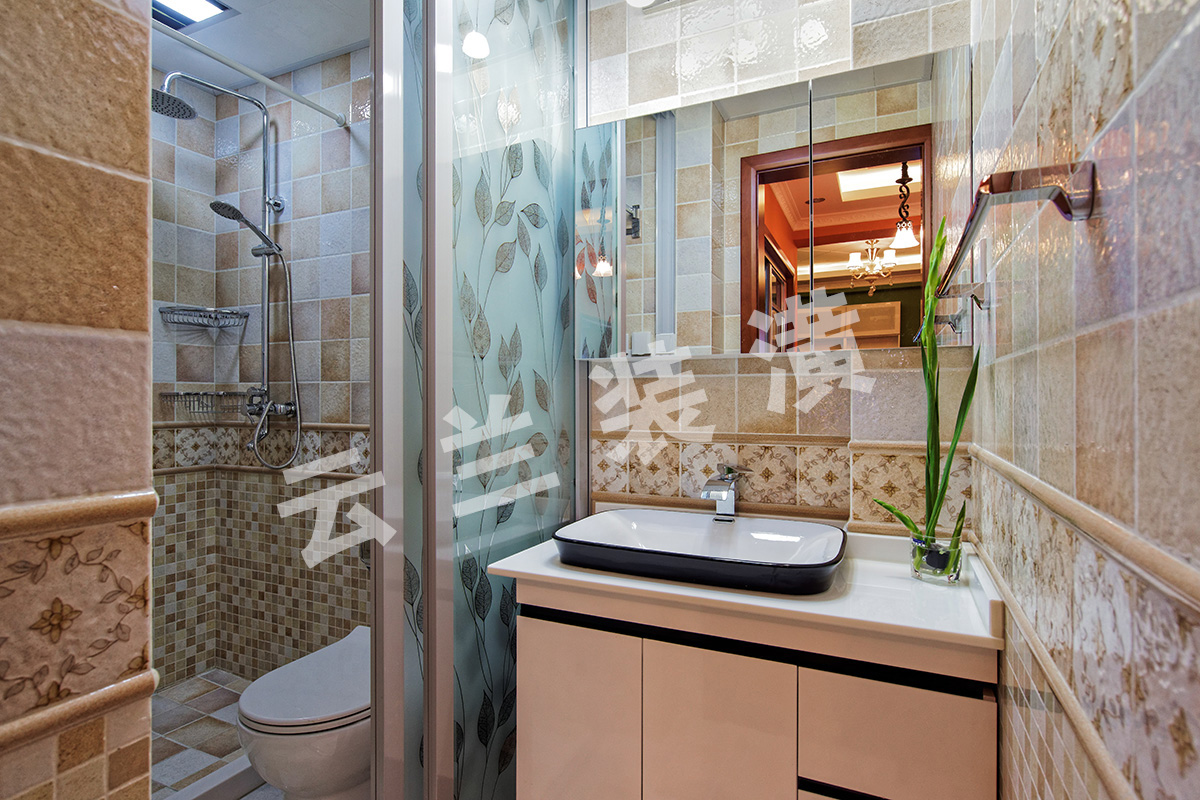 了解到衛生間，設計師給客戶的建議是：干區濕區分開，這樣的設計也是為了襯托主任公的超前想法，整個衛生間采用了層次感很強的田園風格的墻地磚搭配。低調奢華的感覺！
